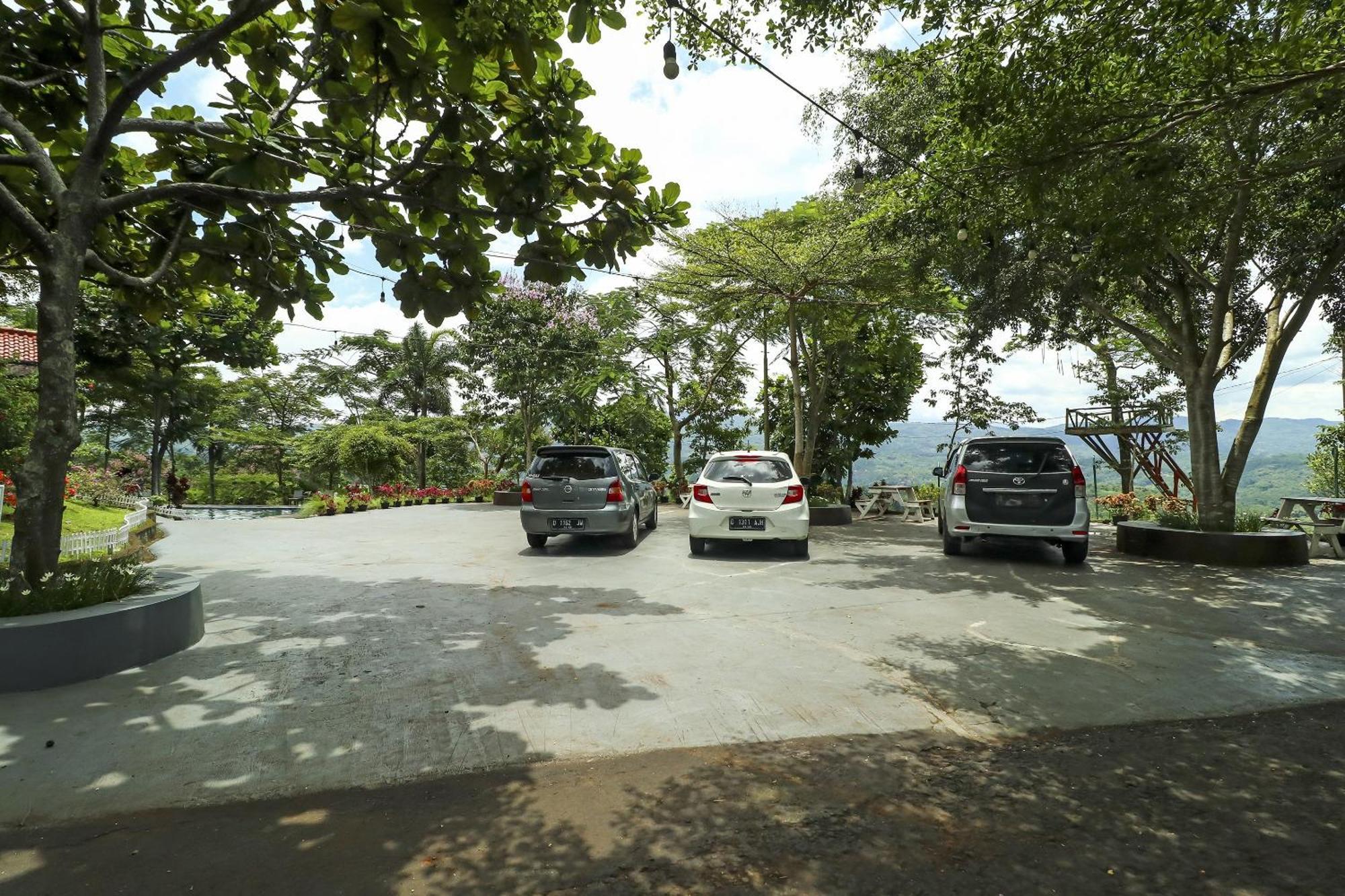 Oyo Homes 90956 Desa Wisata Guranteng Pendjalu Exteriör bild
